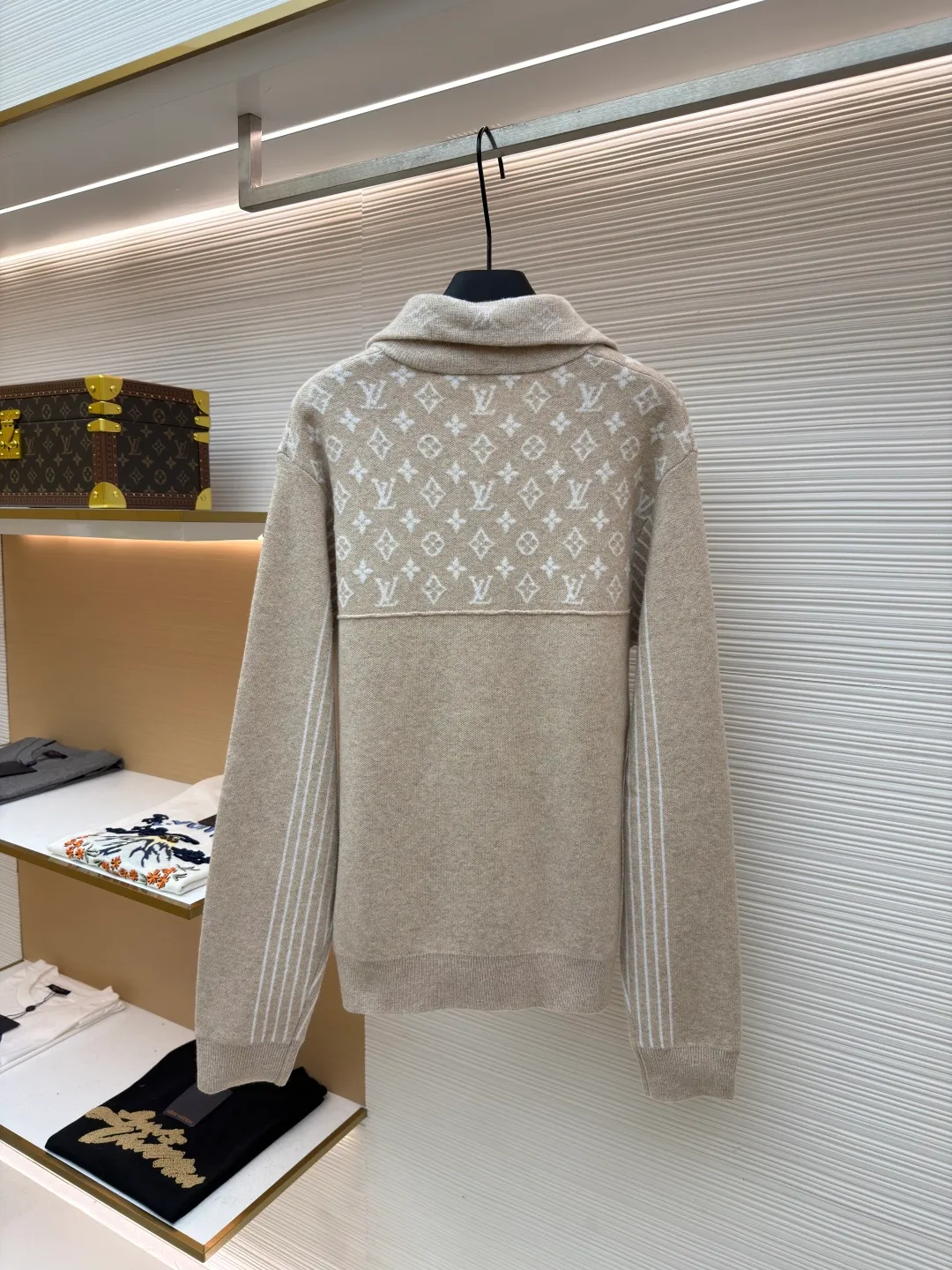 LOUIS VUITTON SKI ski series printed sweater ●Original version: purchased and developed for 16999 ●Item number: 1681590-B70 ●Fabric: wool blended fabric ●Technology: printing production ●Color: camel ●Version: fitted version ●Weight: about 660 grams ●Size: XS-S-M-L ●Description: This beige half-zip turtleneck sweater is made of high-quality wool blend fabric, which has a soft and delicate feel, excellent warmth retention and breathability. The classic half-high collar design and metal zipper are both warm and neat. The zipper adopts precision electroplating technology, which makes the color uniform, smooth and durable. The classic presbyopia pattern on the chest and shoulders adopts fine jacquard technology. The pattern is three-dimensional and clear, highlighting the brand recognition. The body has a form-fitting silhouette and a smooth cut for comfort and freedom of movement. The cuffs and hem are ribbed to fit tightly around the wrist and waist to prevent cold wind from entering. In the production process, multiple combing and washing processes are used to make the fabric softer and skin-friendly while maintaining a stable pattern. The stitching is even and firm, and the details are meticulously handled, reflecting the brand's strict control over quality. The overall design is simple and elegant, with exquisite details. From fabrics to hardware accessories, it reflects the pursuit of quality. It is an ideal choice for daily wear in autumn and winter. The overall wiring is straight and delicate, the fabric is comfortable and soft, and the color is consistent without color difference. It can be matched with the same style to create a fashionable look and control various occasions. Customized accessories, complete with three standards, same style for men and women!